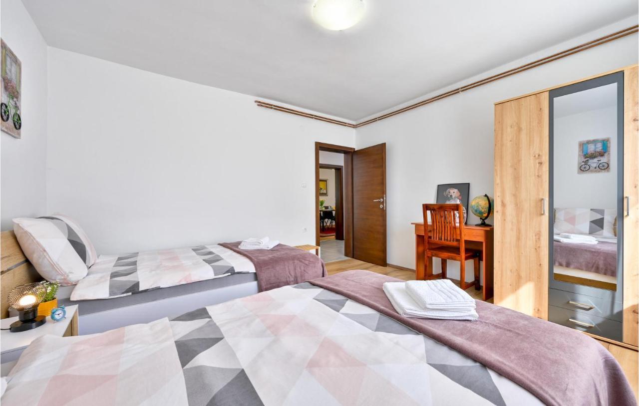 2 Bedroom Beautiful In Holiday home